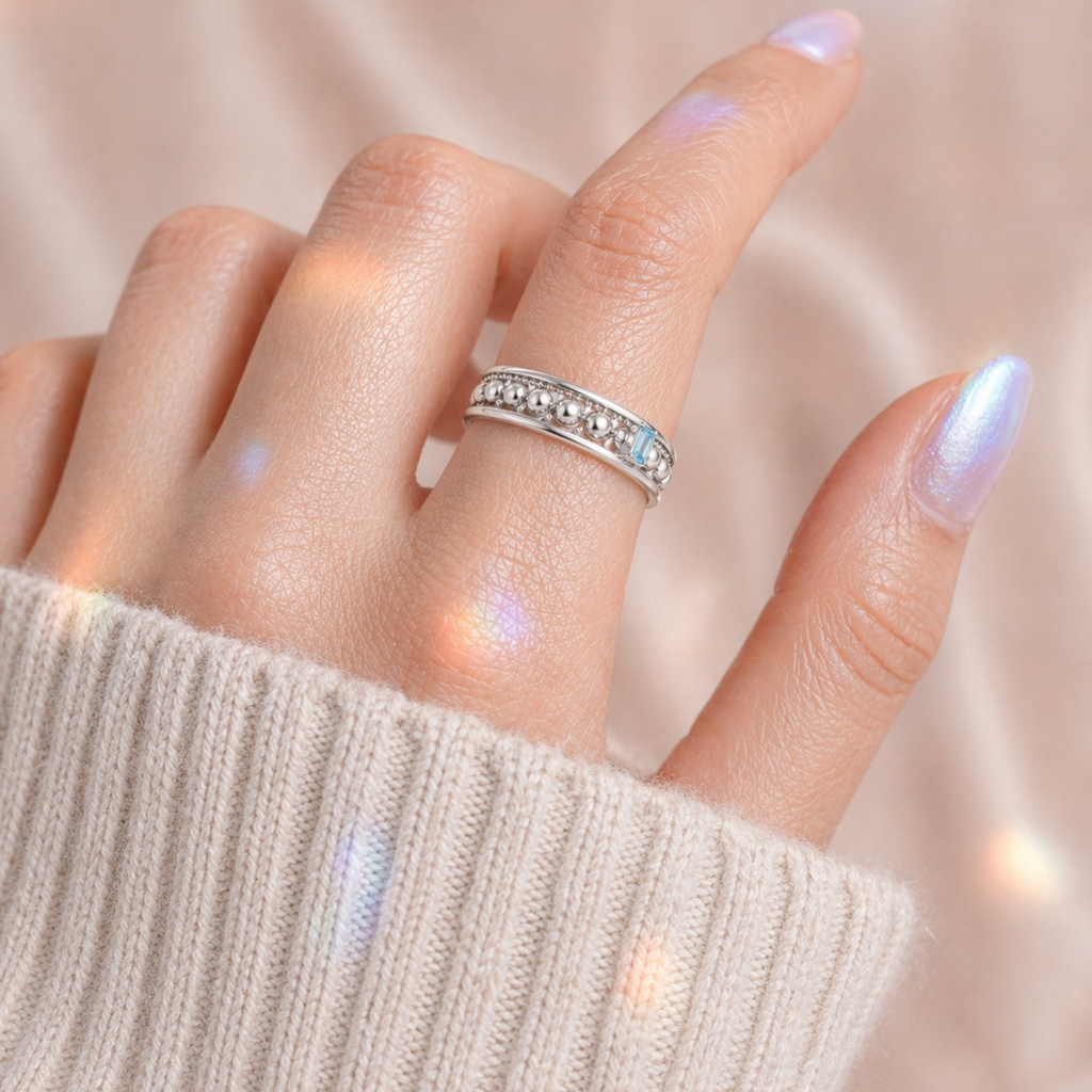 Frauenhand mit At Ease
Angstring beige
Hintergrund