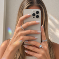 Frau fotografiert sich im
Spiegel mit At Ease
Ring an der Hand